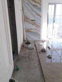 Кафельщик закончил укладку